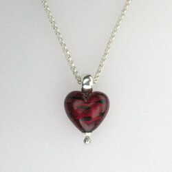 Rotes Muranoglas-Herz mit Silberkette