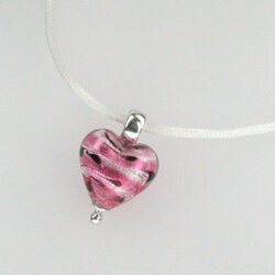 Edles rosafarbenes Muranoglas-Herz mit weißer Seidenkette