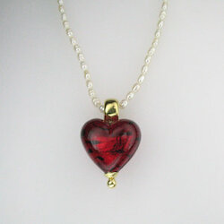 Rotes Muranoglas-Herz mit Perlenkette, vergoldet