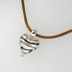 Silber-kupfernes Muranoglas-Herz mit brauner Seidenkette