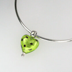 Hellgrünes, gepunktetes Muranoglas-Herz mit Omegareif