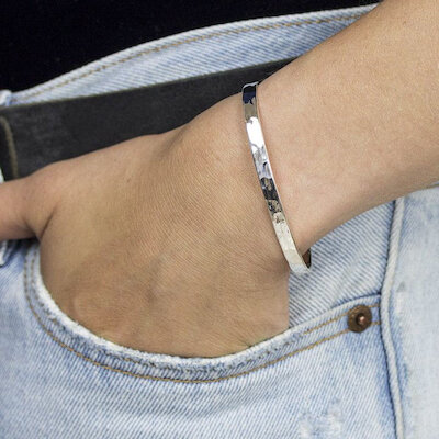 Jéh Jewels Armreif gehämmert, silber/Modelansicht