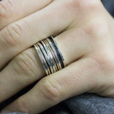 Jéh Jewels breiter Ring Touch of Gold mit feinen Ringen, silber/goldfilled, Modelansicht