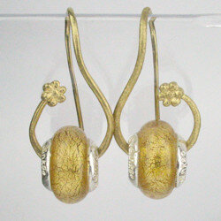Ohrhänger Blüte vergoldet mit goldfarbenen Beads 