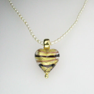 Gold-kupfer gestreiftes Muranoglas-Herz mit Perlenkette, vergoldet