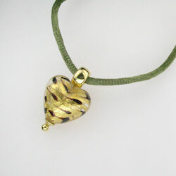 Goldenes gepunktetes Muranoglas-Herz mit olivfarbener Seidenkette
