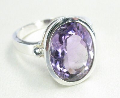 Ring facettierter ovaler Amethyst, Silber