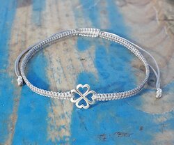 Makramee Glücksbringer-Armband grau, Kleeblatt Silber