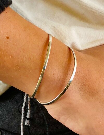 dünner armreif in silber mit band © Unik Collection