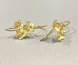 Blüten Ohrringe in gold © Unik Collection